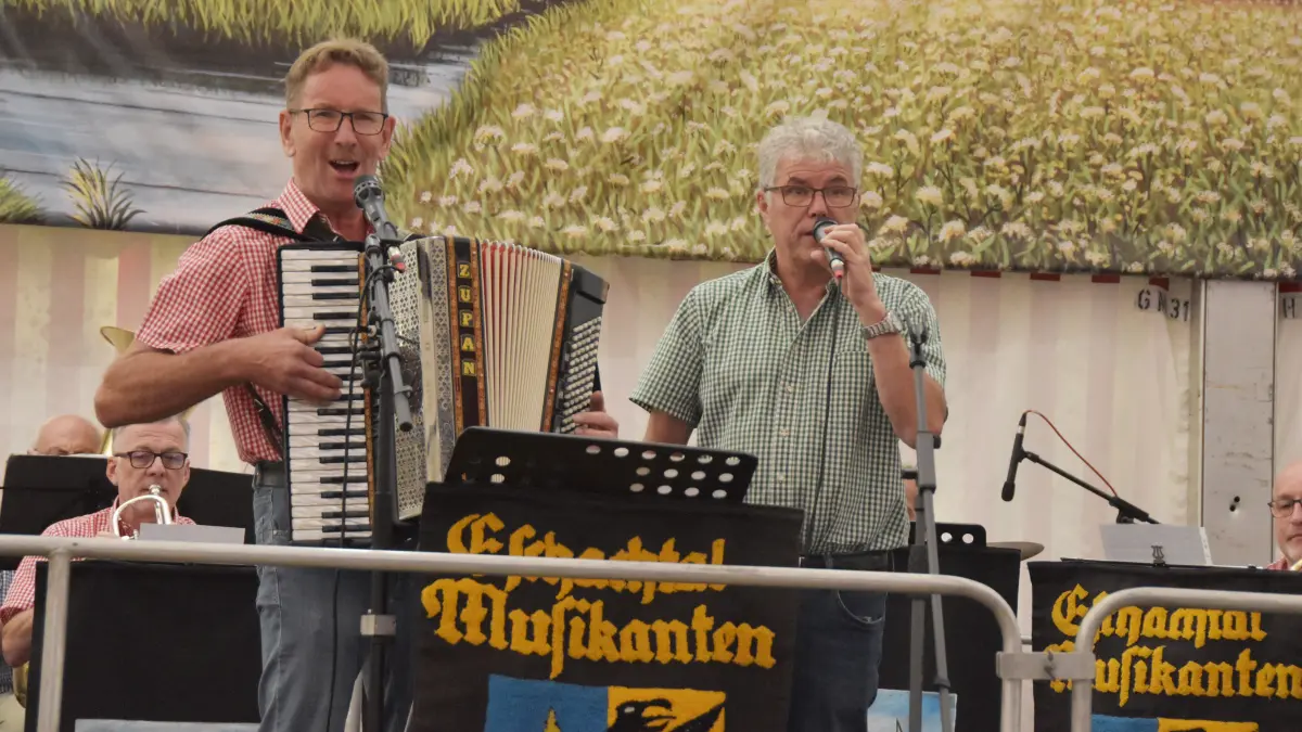 Großer Festumzug beim Jubiläum 100 Jahre MV Flözlingen.