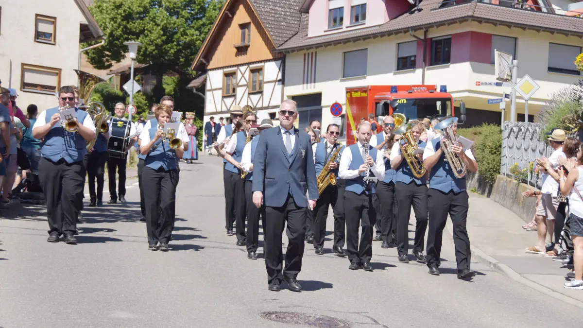 Großer Festumzug beim Jubiläum 100 Jahre MV Flözlingen.