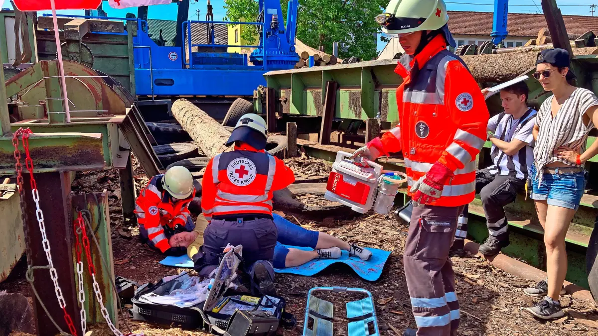 Verschiedene Szenarien wurden beim Landeswettbewerb durchgespielt, darunter auch eine verunglückte Person bei der Arbeit im Sägewerk Späth.