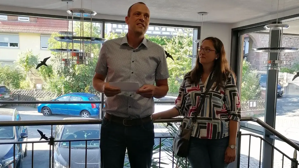Lars Dannenmann mit seiner Frau Katrin nach Bekanntgabe des Wahlergebnisses