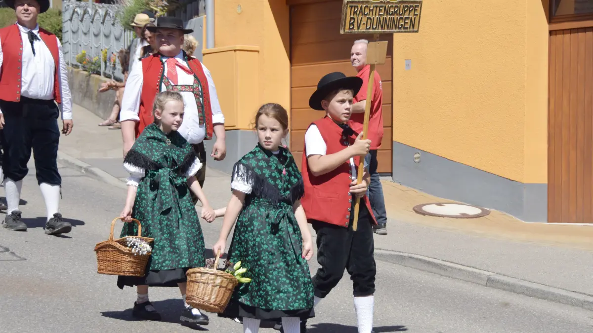 Großer Festumzug beim Jubiläum 100 Jahre MV Flözlingen.