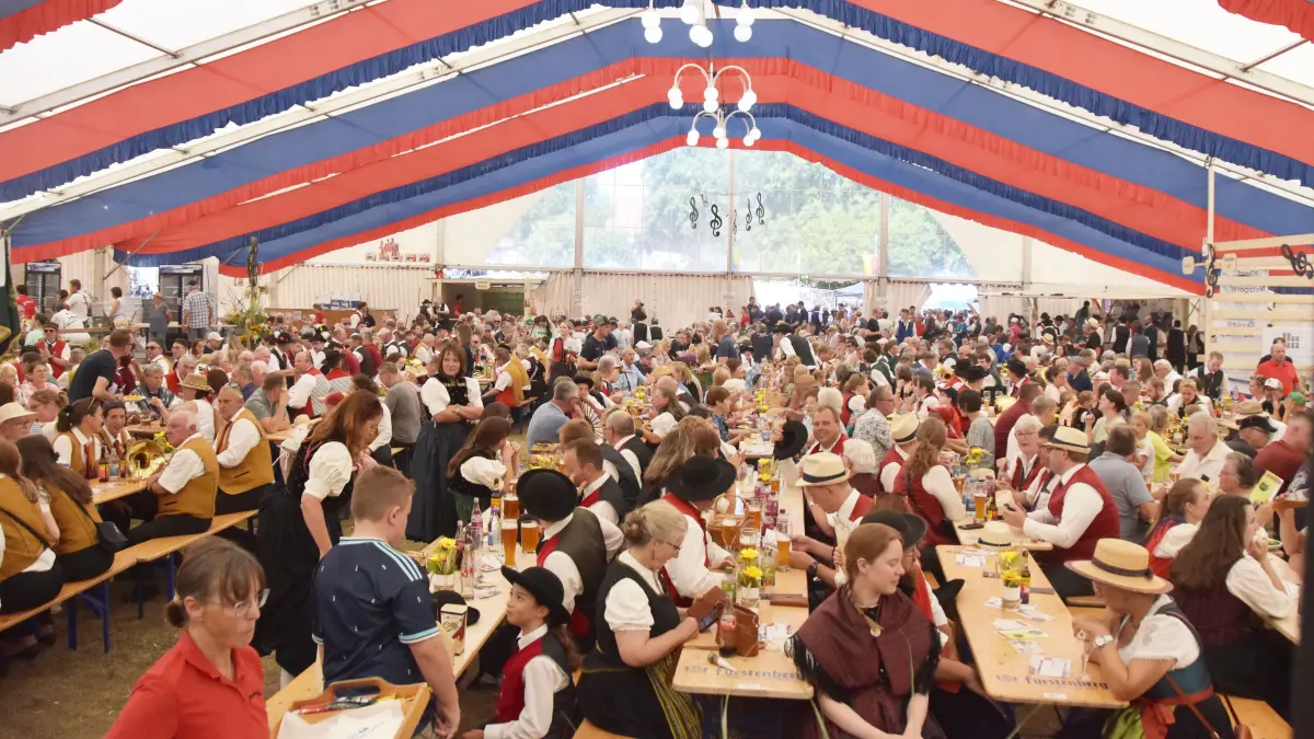 100 Jahre MV Flözlingen. Volles Festzelt