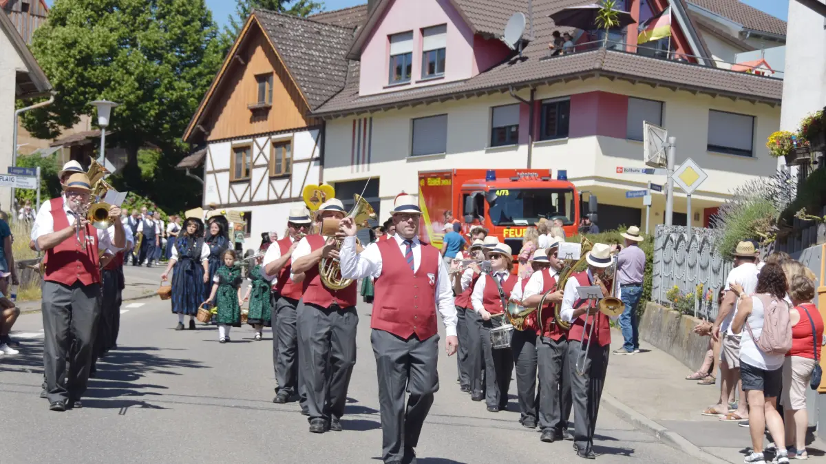Großer Festumzug beim Jubiläum 100 Jahre MV Flözlingen.