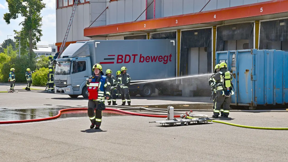 Die Feuerwehr Deißlingen probt den Ernstfall bei der Firma BDT.