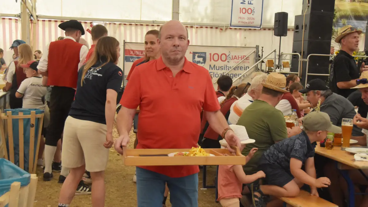 Großer Festumzug beim Jubiläum 100 Jahre MV Flözlingen.