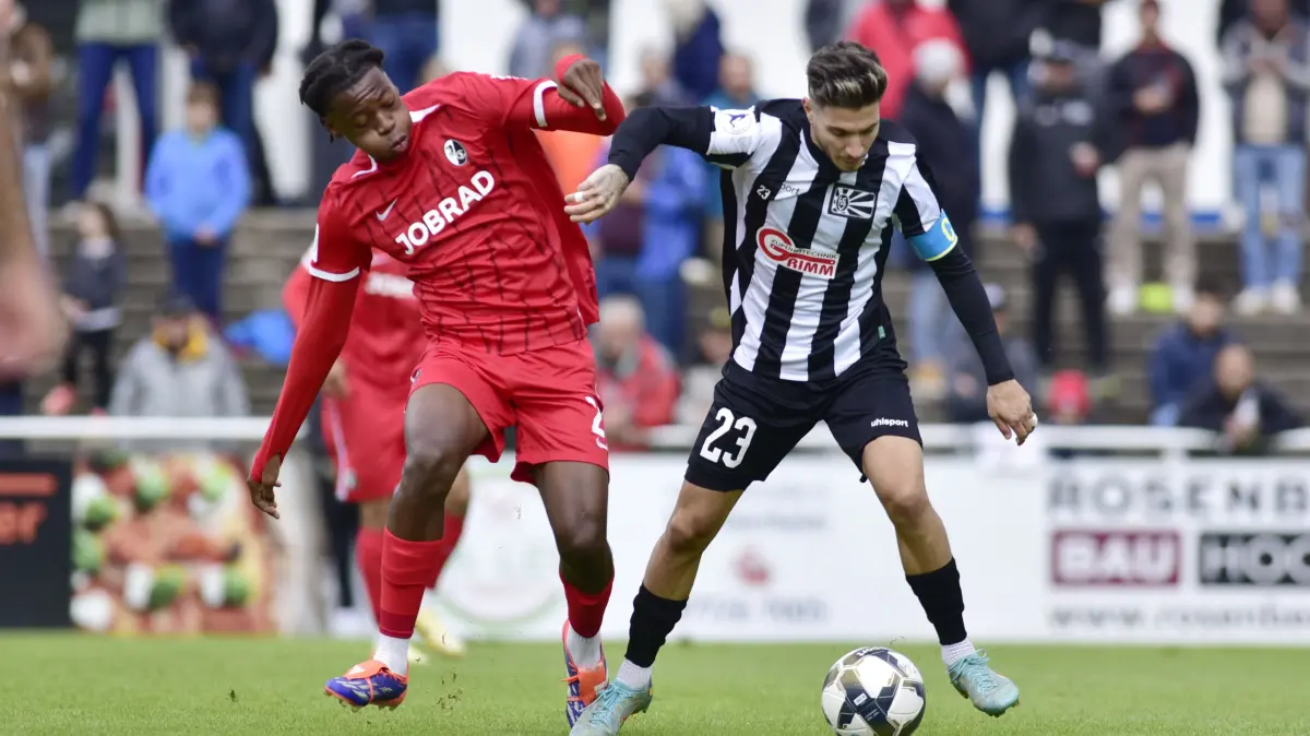 Vor rund zwei Jahren spielte Johan Manzambi, hier gegen Ergi Alihoxha (rechts), noch mit dem SC Freiburg II in Villingen.