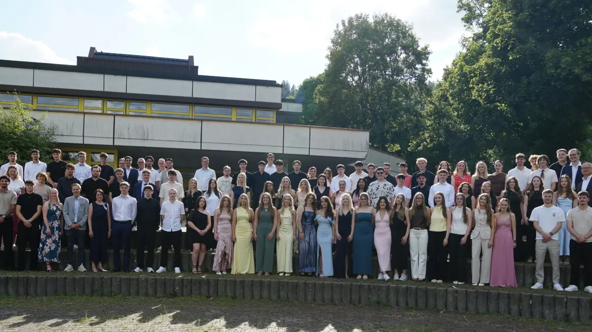 Alle abgehenden Schülerinnen und Schüler der Kaufmännischen Schule und der Rolf BenzSchule mit ihren Klassenlehrerinnen und Klassenlehrern.