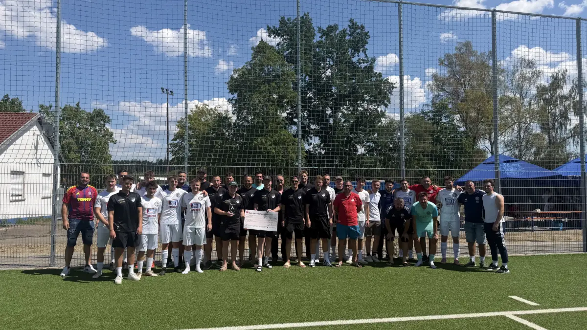 Ein starkes Zeichen für den lokalen Fußball: Nach den packenden Spielen des Stadtpokals zeigen die teilnehmenden Mannschaften beim gemeinsamen Foto den starken Zusammenhalt im städtischen Vereinsleben.