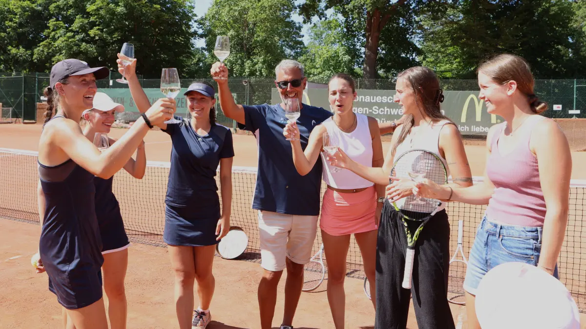Die Oberligadamen des TC BW Donaueschingen, um Teammanager Arno Göpfert, haben mit der Meisterschaft Grund zur Freude.