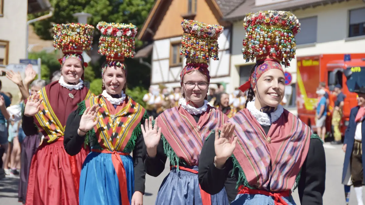 Großer Festumzug beim Jubiläum 100 Jahre MV Flözlingen.