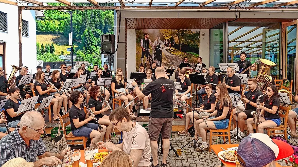Mitreißende Klänge und Märsche, die zum Mitklatschen animierten, hatte die Musik- und Trachtenkapelle Fischerbach im Programm.