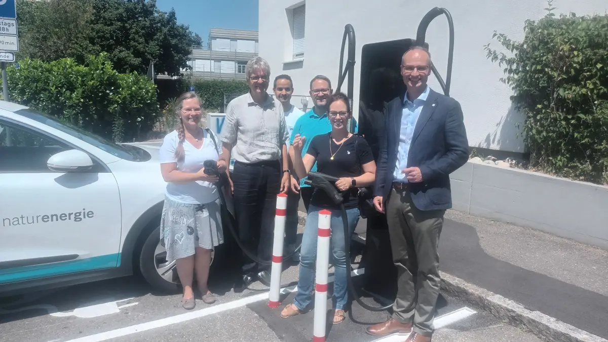 Oberbürgermeisterin Diana Stöcker (von links), Bürgermeister Lorenz Wehrle, Elamine Bendara vom Stadtbauamt, Roman Gayer, Daniela Heidt und Daniel Schölderle (alle Naturenergie) weihten die neue E-Schnellladestation ein.