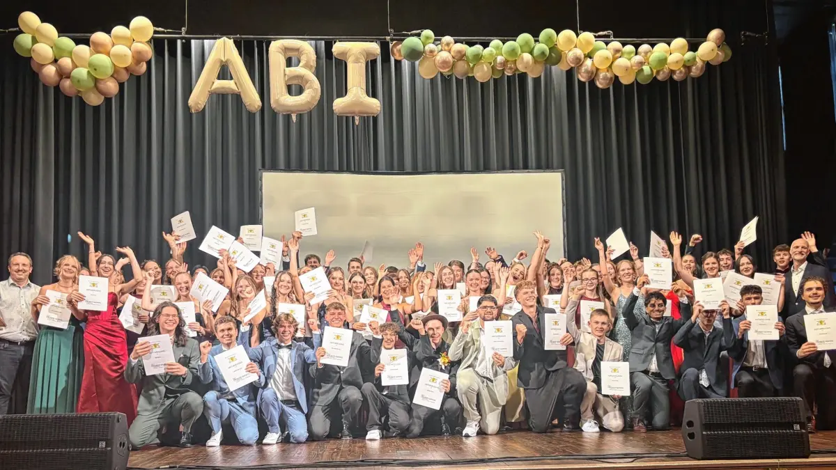 Grund zu feiern: Die 68 Absolventen jubelten mit Schulleiter Mathias Meier-Gerwig (rechts) und Stellvertreter Boris Kurz (links) in Haslach über das bestandene Abitur und den Gesamtschnitt von 2,1.