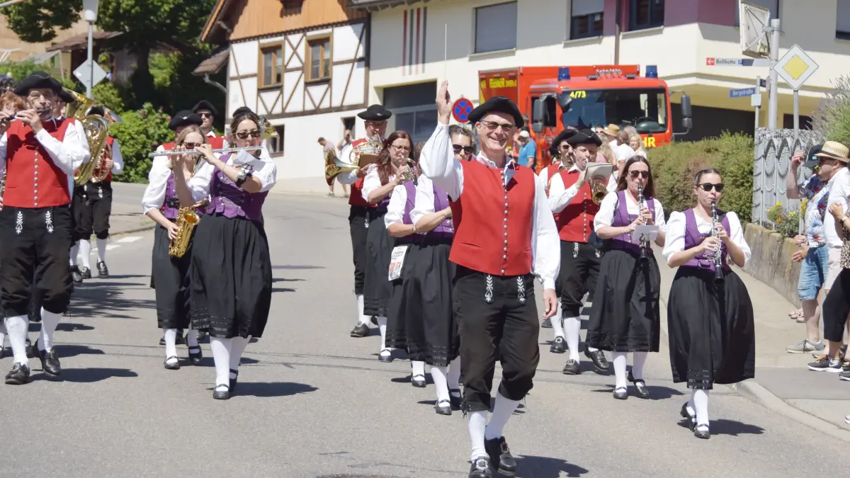 Großer Festumzug beim Jubiläum 100 Jahre MV Flözlingen.