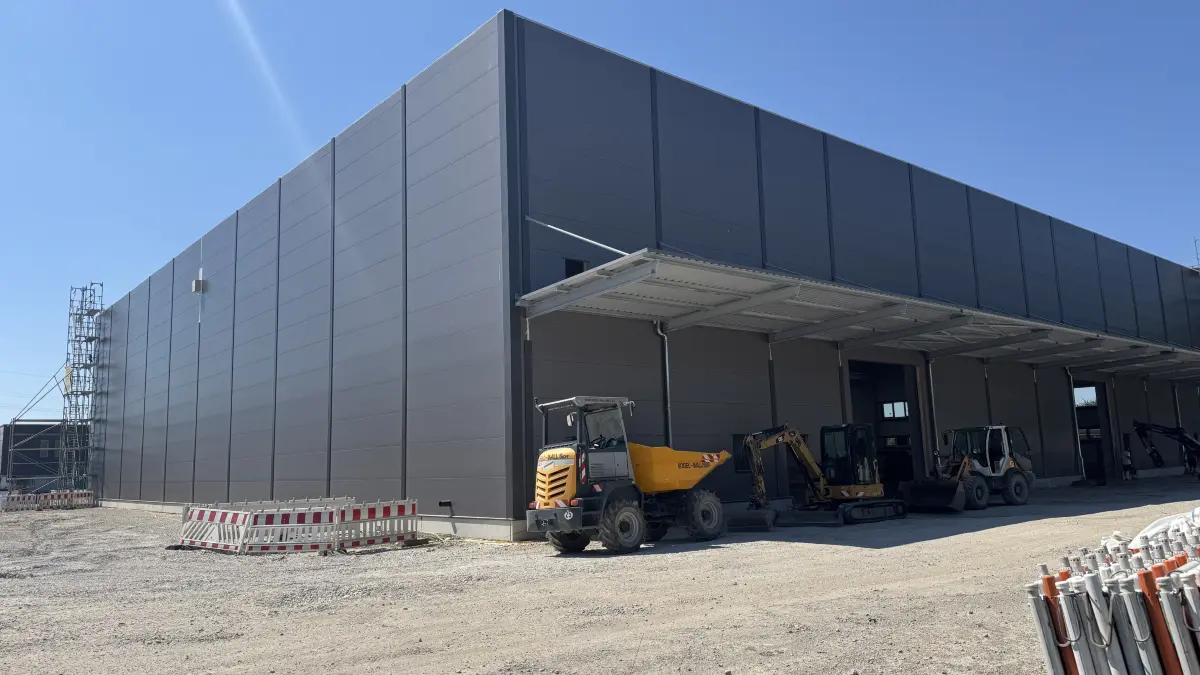 13 Meter ragen die dunkelgrauen Wände der neuen Halle auf dem Weiler Lofo-Areal empor, hinter denen bald schon Teile für den Flugzeugbau entstehen werden.