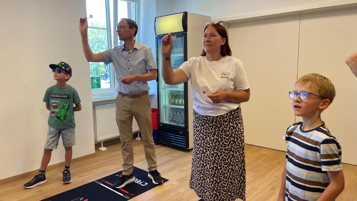 Reges Interesse beim Tag der offenen Tür herrschte im Vereinsraum des Dauchinger Dartclub, konnte man doch den Präzisionssport mit den Wurfpfeilen vor Ort ausprobieren.