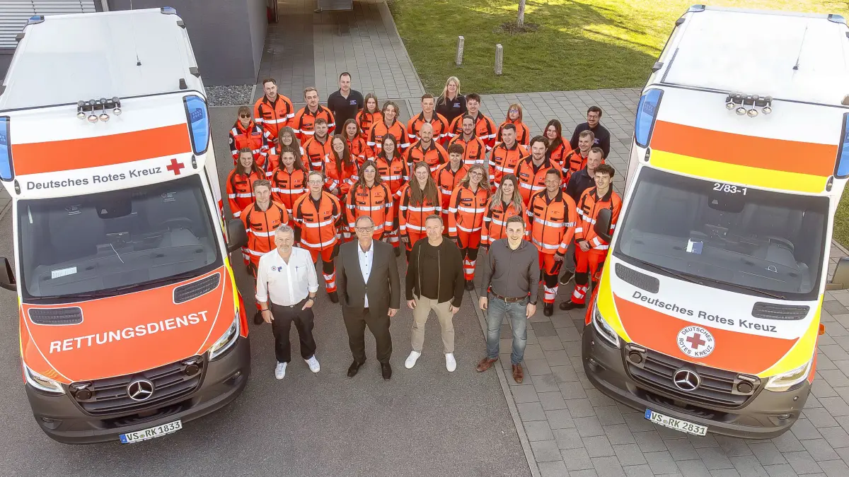 Die DRK-Auszubildenden aus drei Jahrgängen der DRK Rettungsdienst Schwarzwald-Baar gGmbH setzen ein sichtbares Zeichen für eine zukunftsfähige und unverzichtbare Aufgabe. In der ersten Reihe (von links): Dirk Sautter, Leiter Integrierte Leitstelle Schwarzwald-Baar-Kreis; Jürgen Roth, Vorstandsvorsitzender des DRK Kreisverbands Villingen-Schwenningen; Stephan Niggemeier, Geschäftsführer und Florian Straub, Leiter des Rettungsdienstes.