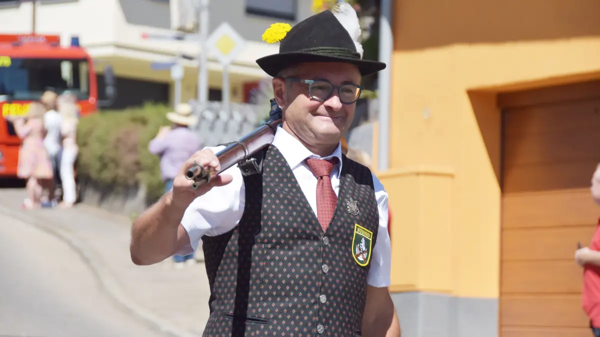 Großer Festumzug beim Jubiläum 100 Jahre MV Flözlingen.