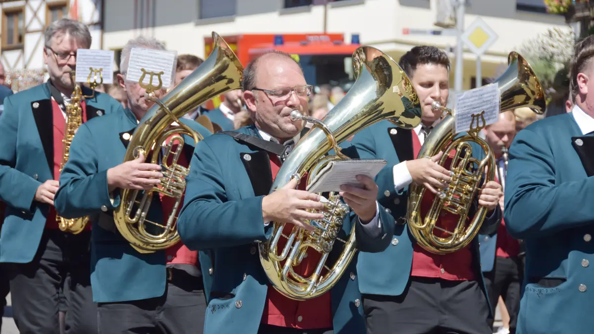 Großer Festumzug beim Jubiläum 100 Jahre MV Flözlingen.