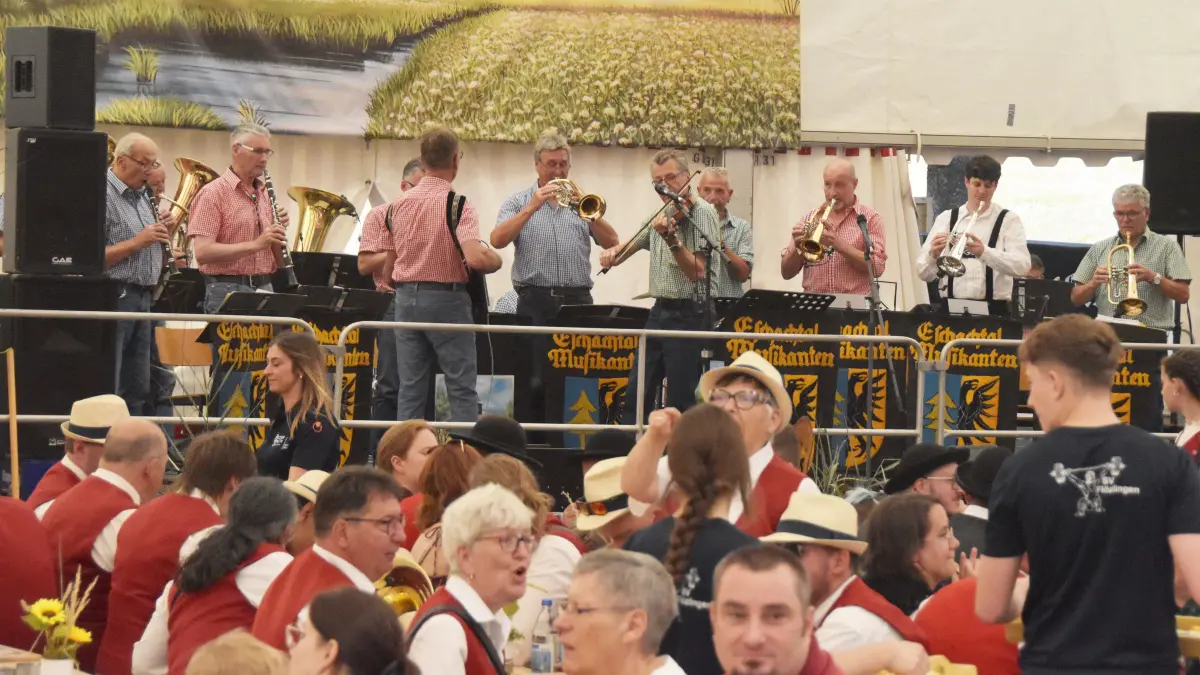 Großer Festumzug beim Jubiläum 100 Jahre MV Flözlingen.