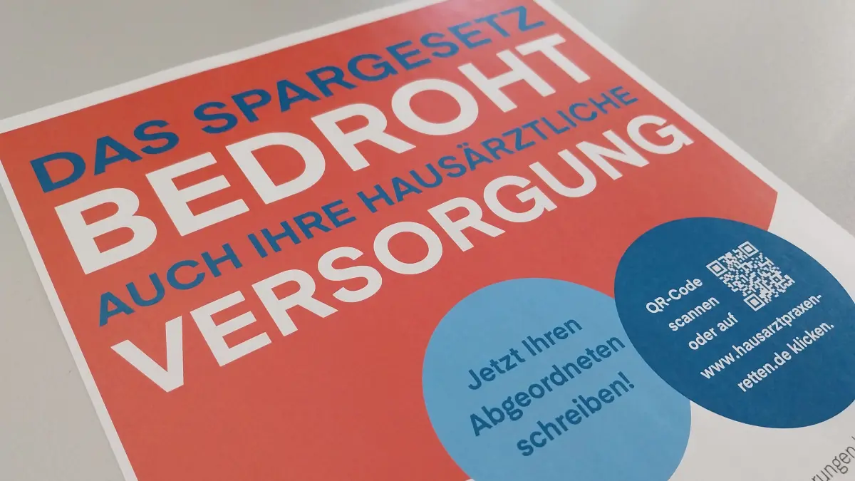 Mit diesem Protestplakat macht der Hausärzteverband auf die derzeitigen Themen der Gesundheitspolitik aufmerksam.