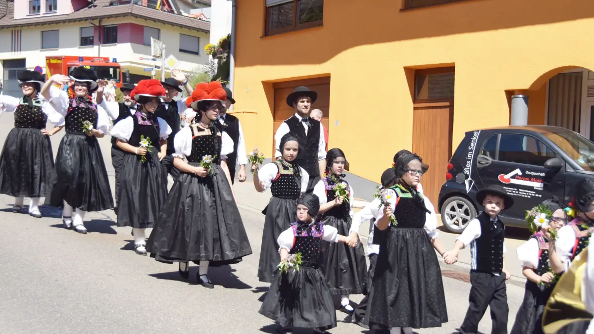 Großer Festumzug beim Jubiläum 100 Jahre MV Flözlingen.