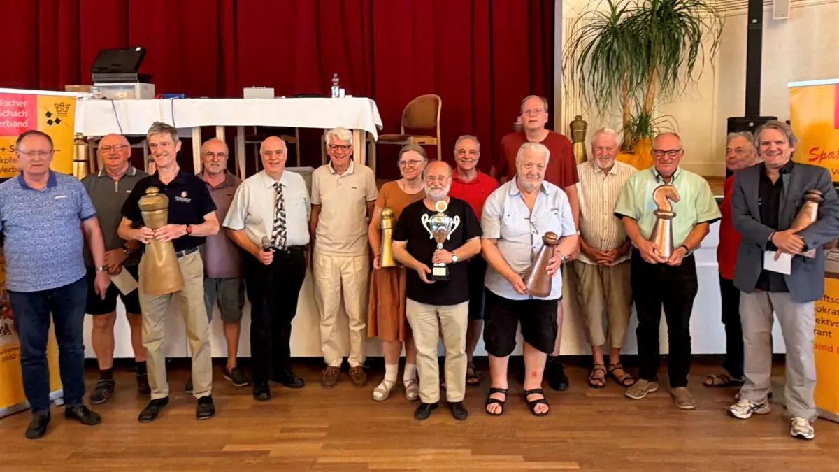 Die Siegerehrung der baden-württembergischen Schach-Seniorenmeisterschaft im Bad Herrenalber Kurhaus