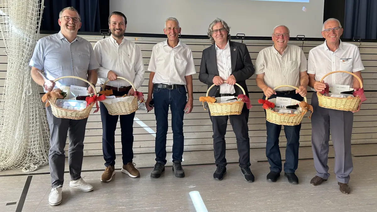 Auch der Kleintierzuchtverein Freudenstadt übergab seinen Ehrengästen einen Geschenkkorb, in dem sich auch frische Eier befanden. Von links. Landrat Andreas Junt, Oberbürgermeister Adrian Sonder, Klaus Zwißler, Klaus Benzinger, Ulrich Hartmann, Willi Seid .