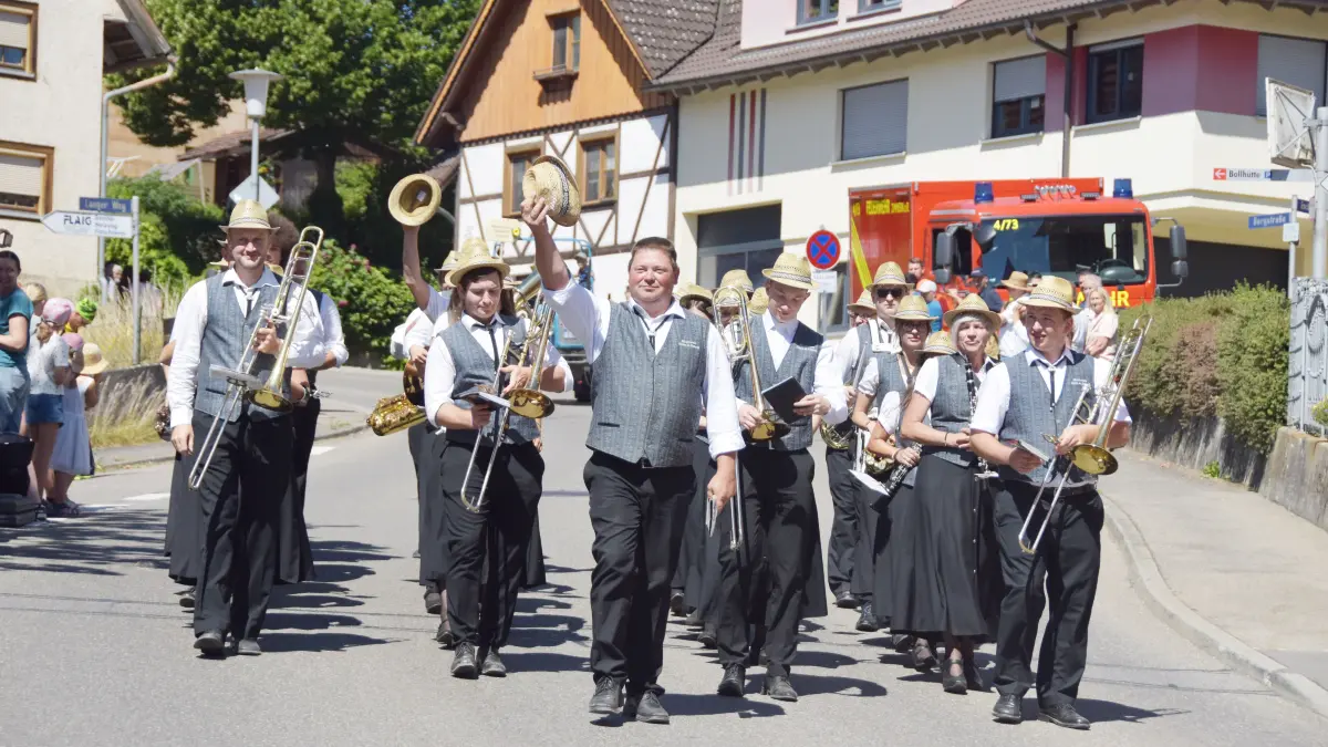 Großer Festumzug beim Jubiläum 100 Jahre MV Flözlingen.