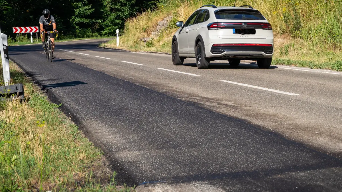 Die Straße durchs Dettinger Täle ist geflickt. Hier werden ab dem 27. Juli die Lastwagen entlangfahren müssen, wenn die B27 zwischen Bodelshausen und Ofterdingen gesperrt ist.