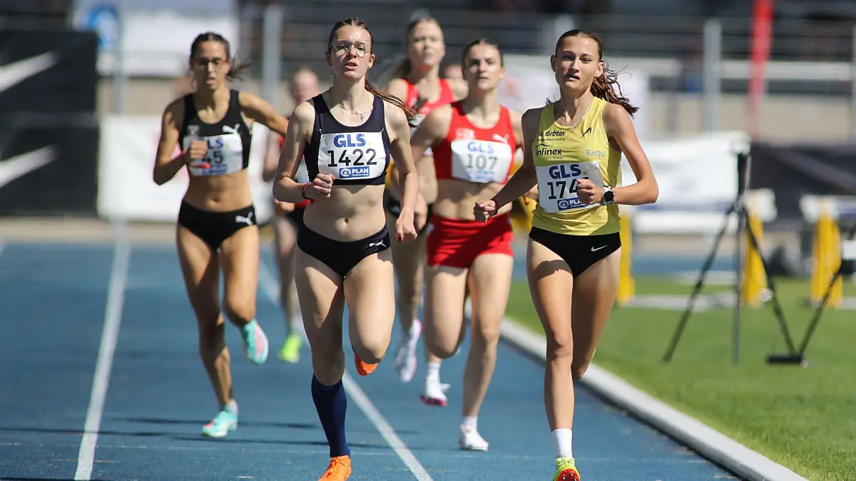 Nr. 1741: Leni Hirt, LG farbtex Nordschwarzwald / Nr. 1422: Smilla Bauer, Erfurter LAC
Deutsche Leichtathletik-Meisterschaften der Jugend U20 und U16 in Bochum-Wattenscheid (Lohrheidestadion, 11.07.2026)
Fotograf: Ralf Görlitz
Veröffentlichung nur gegen Honorar und Urhebervermerk. Mit der Honorarzahlung wird ein einfaches Nutzungsrecht erworben. Verwendung außerhalb journalistischer Zwecke nur mit ausdrücklicher Zustimmung des Urhebers.