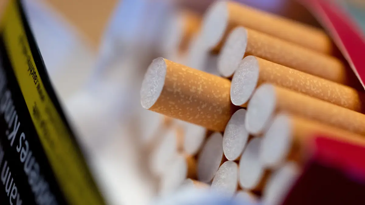 Der durchschnittliche Preis für eine Packung Zigaretten soll demnach bis 2030 schrittweise von aktuell rund 8 Euro auf fast 11,80 Euro steigen. Das wären etwa 40 Cent mehr als vor einer Woche vom Bundeskabinett beschlossen.