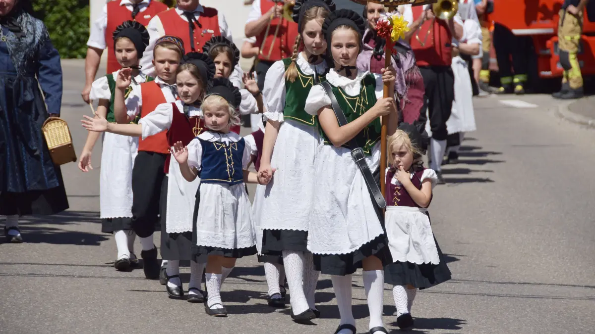 Großer Festumzug beim Jubiläum 100 Jahre MV Flözlingen.