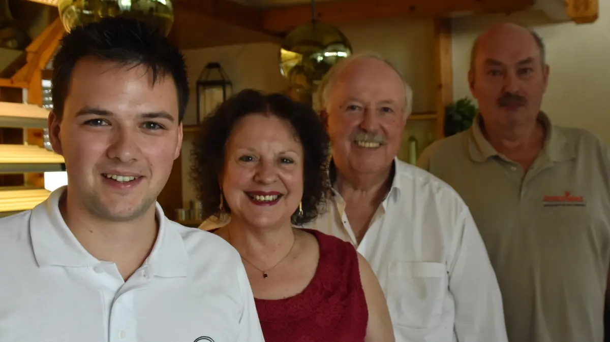 Mit Jung-Bäcker Marco Streich (von vorne) wird in der ehemaligen Bäckerei von Regina und Werner Meier in Maulburg wieder gebacken. Vater Friedrich Streich fungiert als Geschäftsführer, am 18. Juli wird die Streich-Mühlen Bäckerei eröffnet.