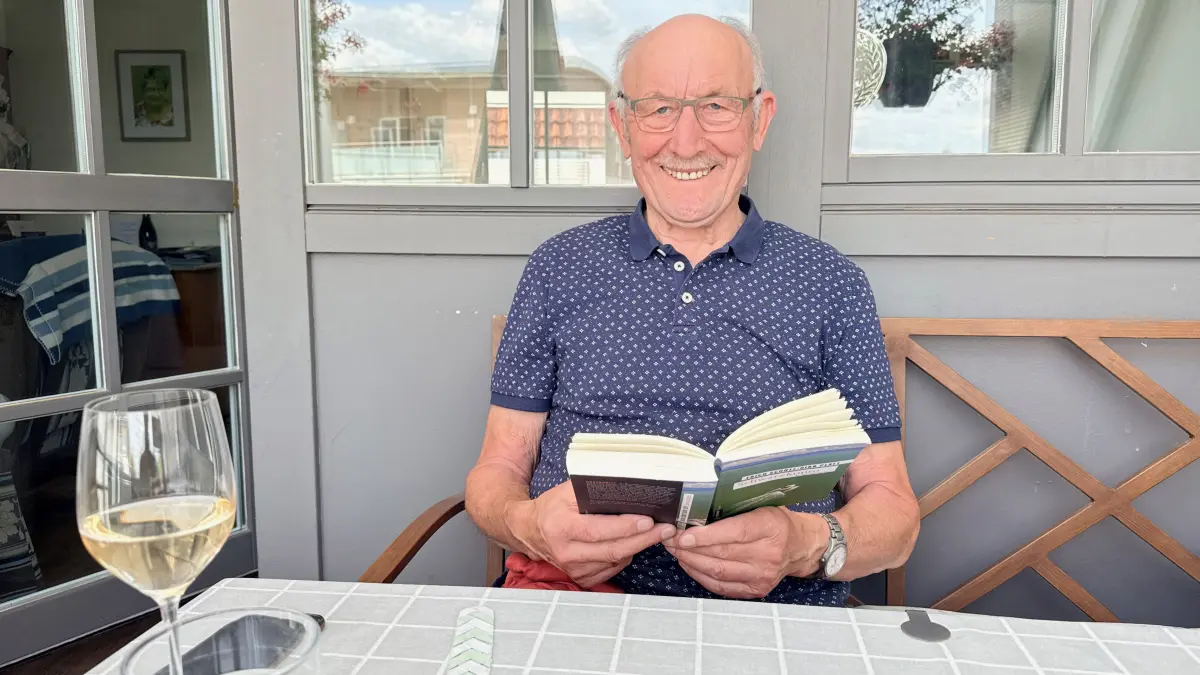 Mit einem guten Buch und einem Gläschen Wein, so lässt es sich auf dem Balkon gut sein. Uli Schanz feiert heute seinen 80. Geburtstag.
