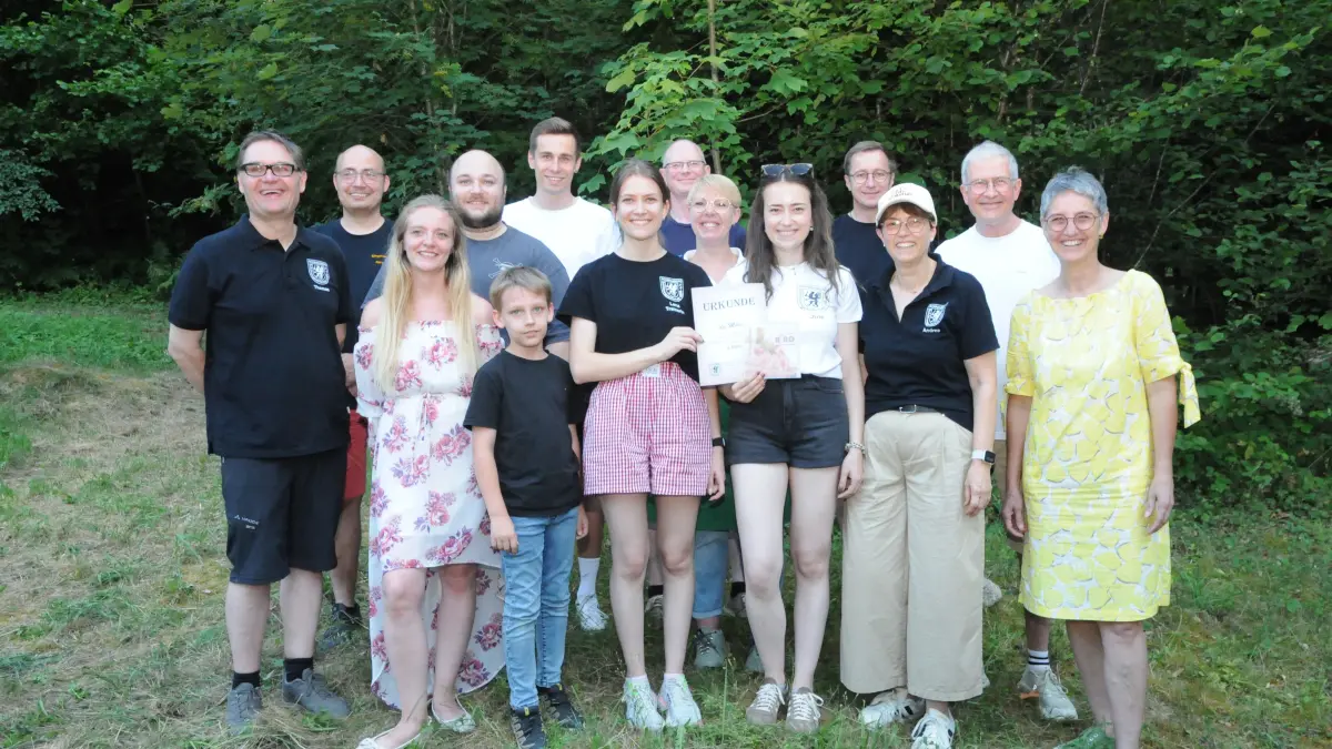 Die Stadtmeister mit den Platzierten sowie Thomas Braun (links), Markus Kuhner und Barbara Kunst (rechts) bei der Siegerehrung auf dem Raustein.