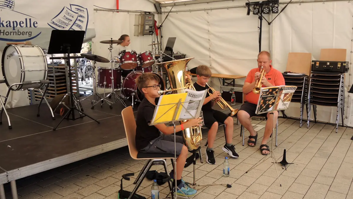 Die Nachwuchstalente Lukas Müller (Trompete), Leon Birmele (Tuba) und Ron Winterhalter (Schlagzeug) gaben gemeinsam mit Dirigent Stefan Polapp eine Kostprobe ihres Könnens.