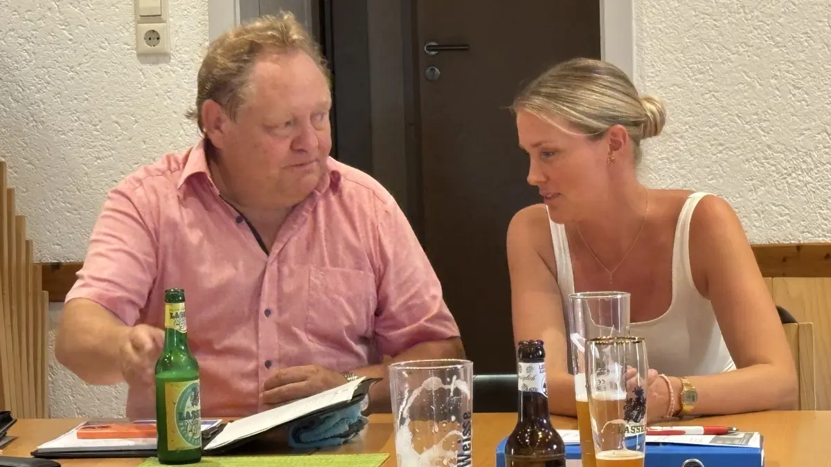 Vorsitzende Nadja Dages (rechts) und Fraktionssprecher Harald Klemm informierten bei der Mitgliederversammlung der Freien Wähler über die anstehenden Themen der Kommunalpolitik.