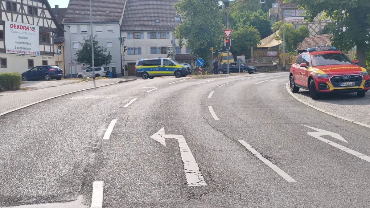 Eine Wohnung im Dachgeschoss brennt am Montag in der Altstadt.
