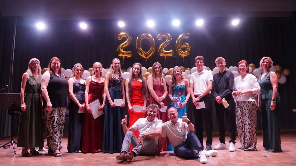 Für besondere Leistungen bekamen Paul-Leon Haug (Schulbester, Dritter von rechts) sowie Hanna Österle, Julia Beilharz, Valeriia Beleziak, Leonie Salemi, Leni Schanz, Leonie Krespach und Colin Kaupp Sonderpreise von Rektor Eugen Blumenstock (vorne rechts) und Vertretern der jeweiligen Institutionen überreicht.