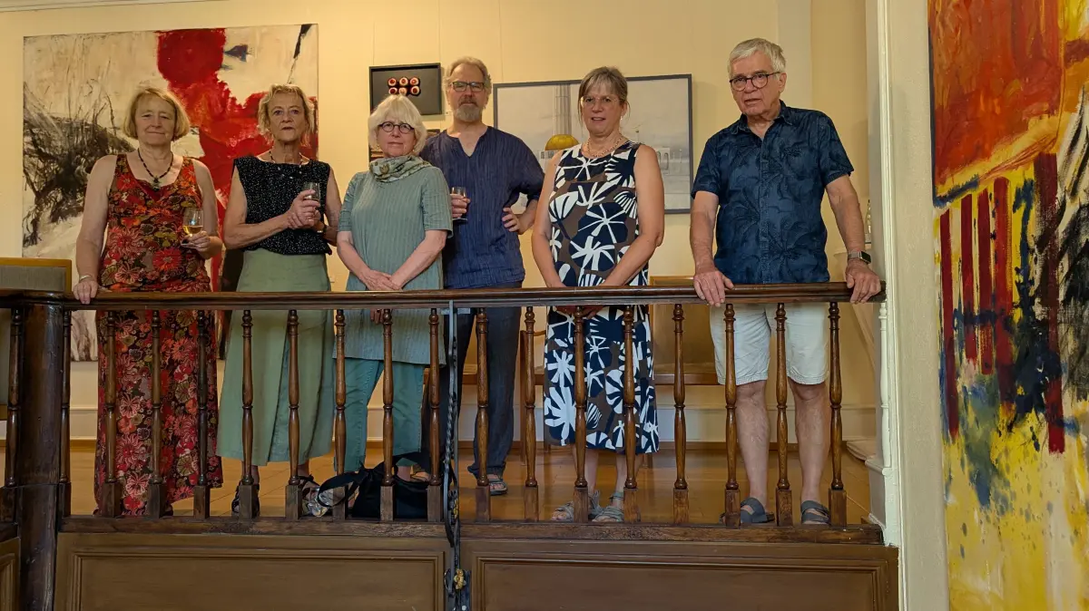 Die „Sommergäste“ mit Kunst im Wasserschloss Schliengen (von links): Christiane Liedtke, Ulrike Jörg, Brigitte Rosenthal, Andreas Streun und Christine Nicola Gutmann mit Kurator Thomas Steyer. Nicht auf dem Foto ist Jürgen Christner.