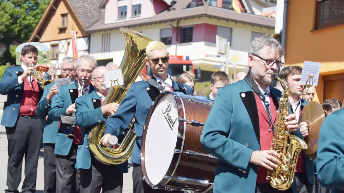 Großer Festumzug beim Jubiläum 100 Jahre MV Flözlingen.