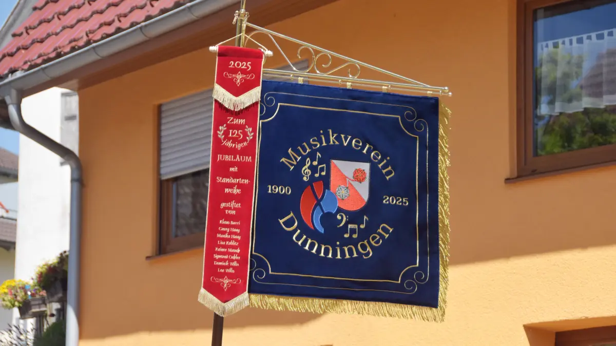 Großer Festumzug beim Jubiläum 100 Jahre MV Flözlingen.