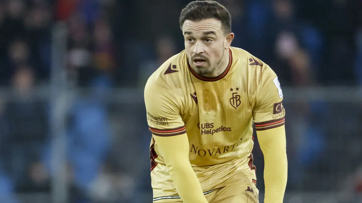 Xherdan Shaqiri bereitet den 1:1-Ausgleich per Standard vor.