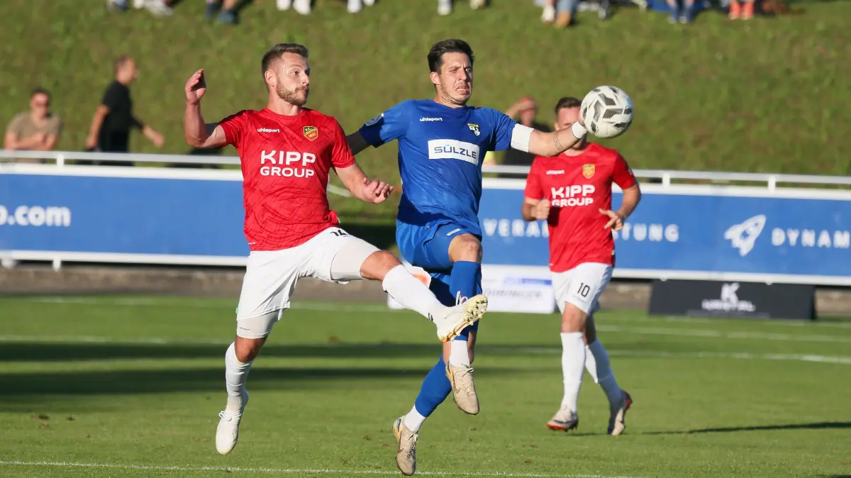 Der FC Holzhausen (in Rot) hat in der kommenden Oberliga-Saison das Derby gegen die TSG Balingen.