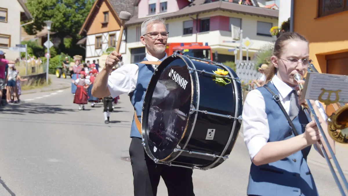 Großer Festumzug beim Jubiläum 100 Jahre MV Flözlingen.