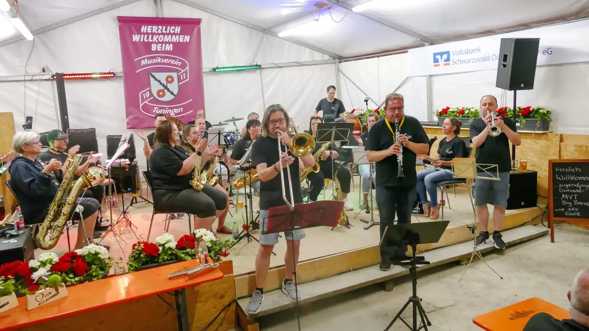 Das Revival der einheimischen Big-Band des Muskvereins Tuningen begeisterte am Hoffest.