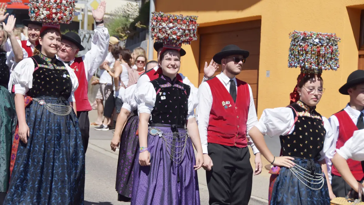 Großer Festumzug beim Jubiläum 100 Jahre MV Flözlingen.