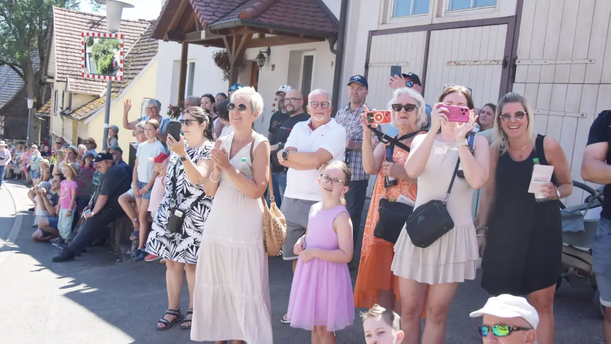 Großer Festumzug beim Jubiläum 100 Jahre MV Flözlingen.