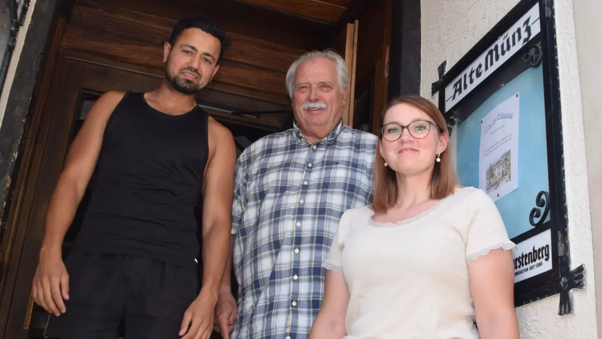 Das neue Wirtepaar Raees Ahmed (links) und Melanie Kaiser (rechts) hat die Alte Münz von Erwin Hartmann gepachtet.